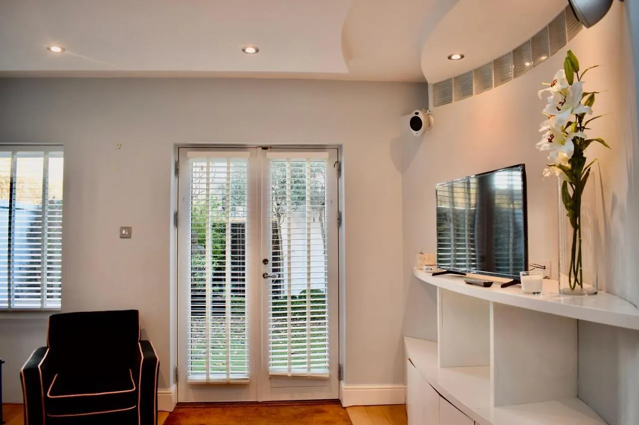 Refurbished Traditional Dublin Townhouse Holiday home