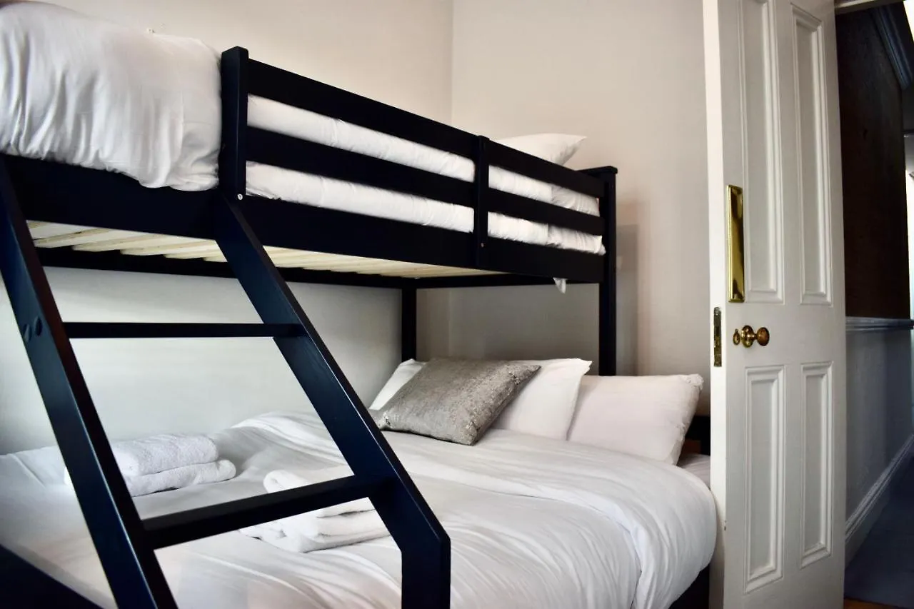 Refurbished Traditional Dublin Townhouse Holiday home