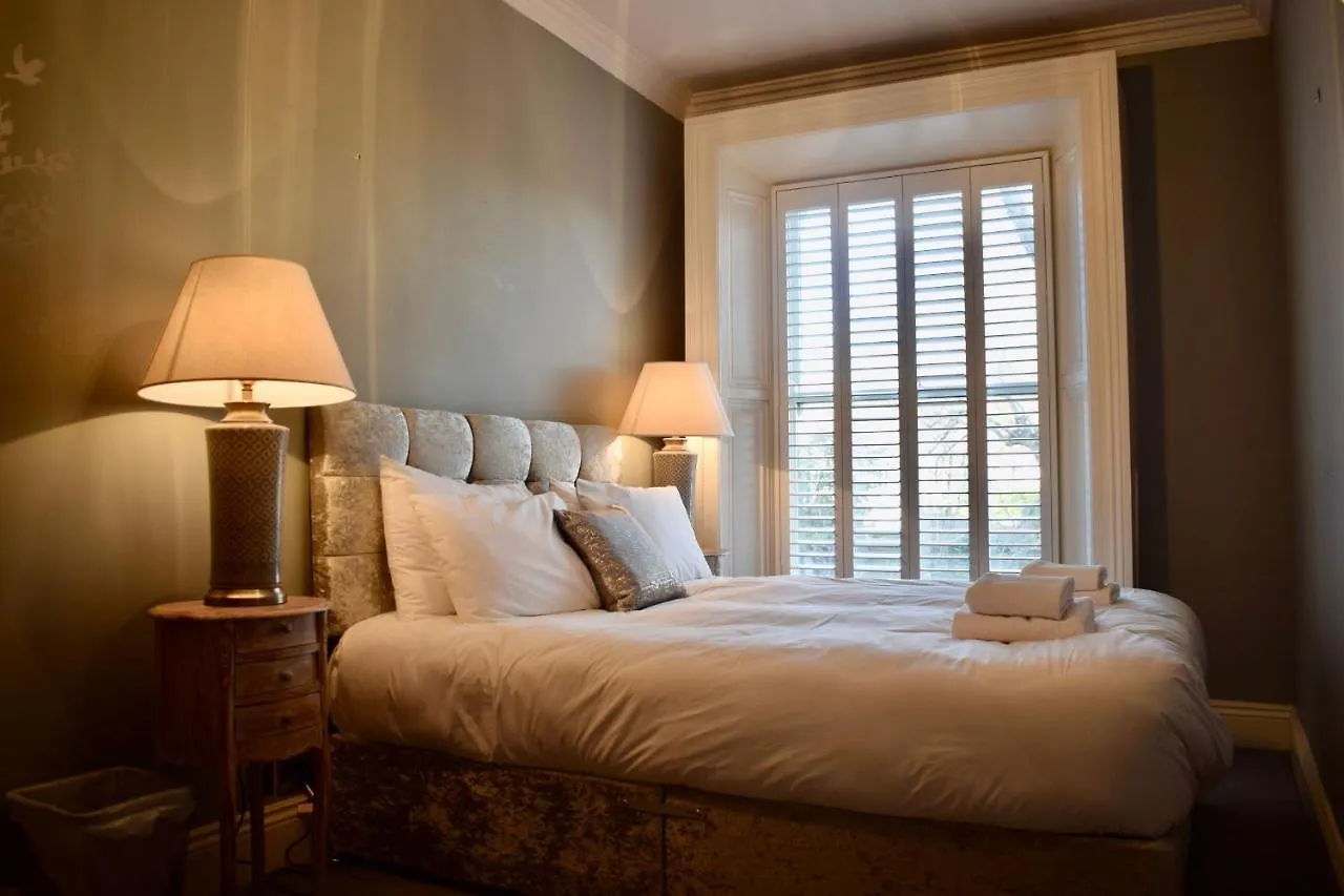 Refurbished Traditional Dublin Townhouse 0*,
