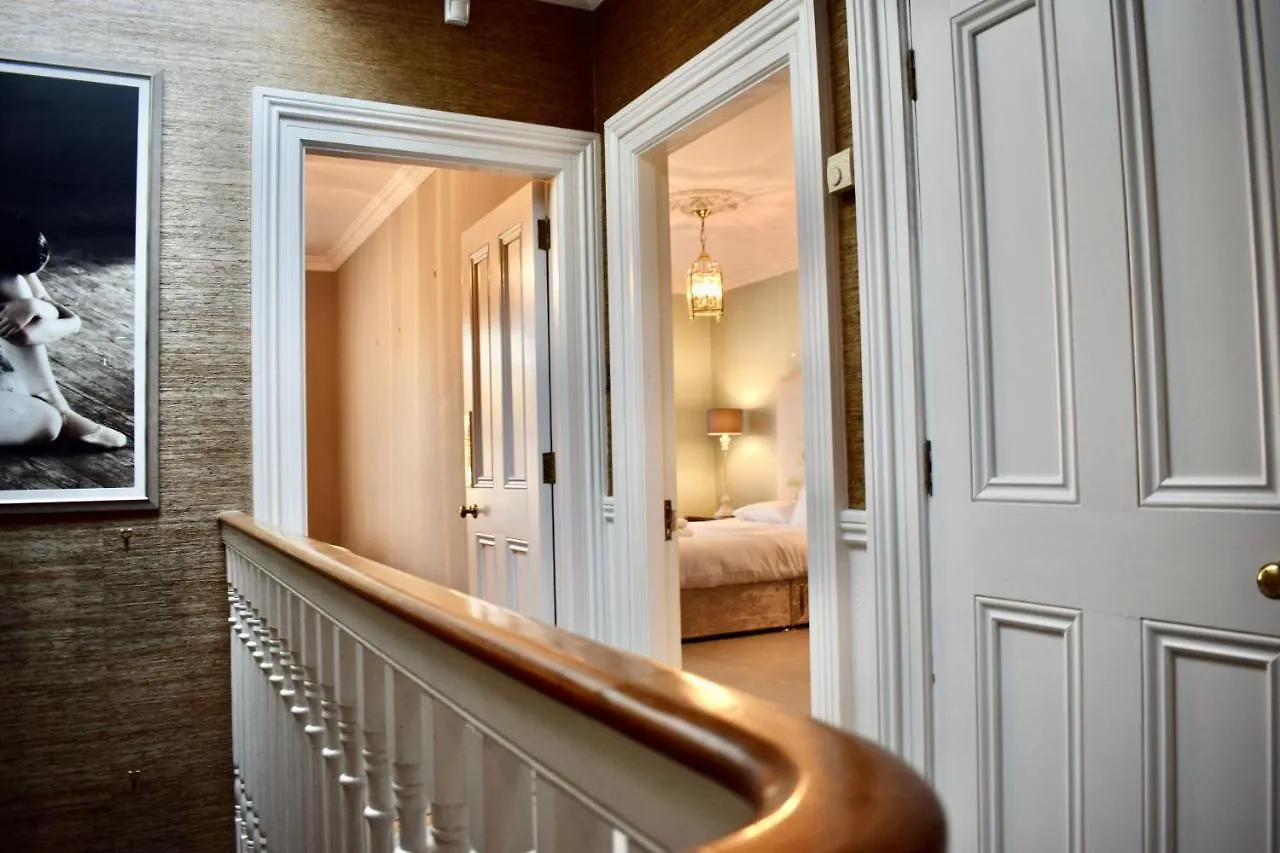 Refurbished Traditional Dublin Townhouse 0*,